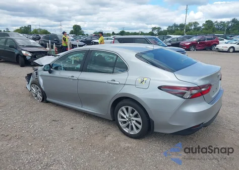 2022 Toyota Camry Le z USA, uszkodzony, nr VIN 4T1C11AK0NU001127